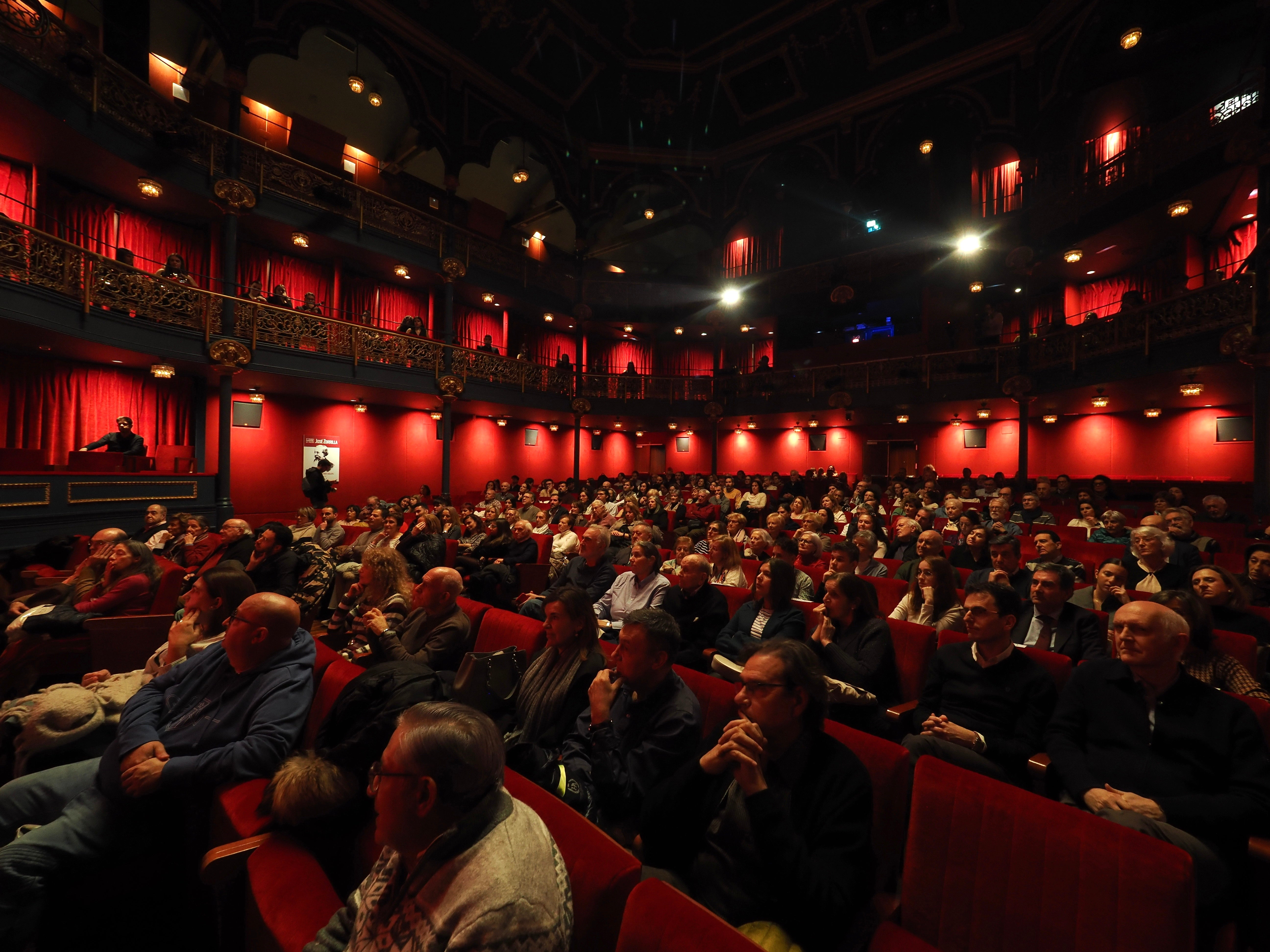 ¿Qué teatro de Valladolid se dice que se construyó sobre un antiguo cementerio?