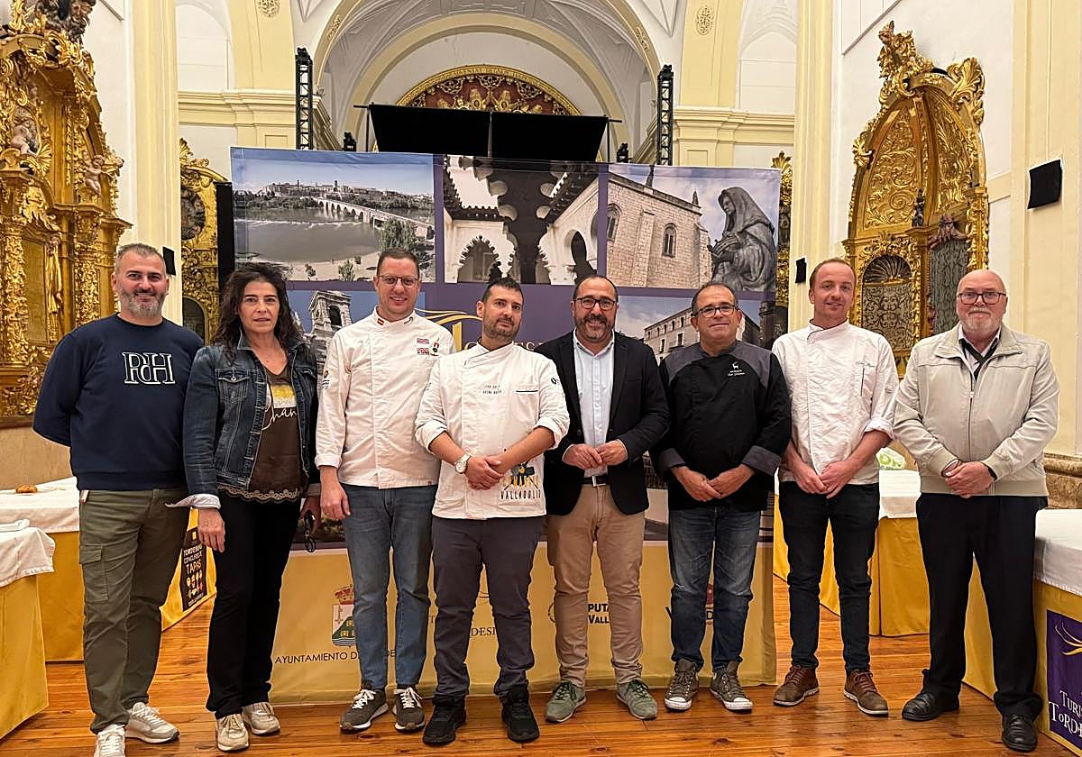 El alcalde de Tordesillas, Miguel Ángel Oliveira (en el centro), junto al jurado del certamen.