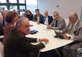 El delegado de la Junta en Palencia, a la izquierda, acompaña al director general de Trabajo en la visita a Tuero, con su presidente, Juan Manuel González Serna, a la derecha.