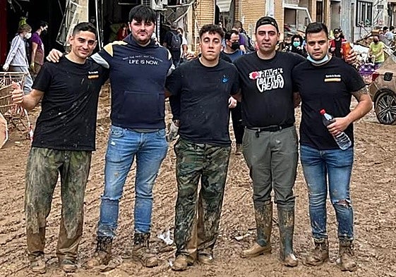Luis Antonio Anata, Marco Muelas, Adrián Casado, Carlos de la Cuesta y Álvaro San Juan durante las labores de voluntariado que realizaron en Picaña a los pocos días de la DANA.