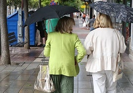 Señoras con paraguas
