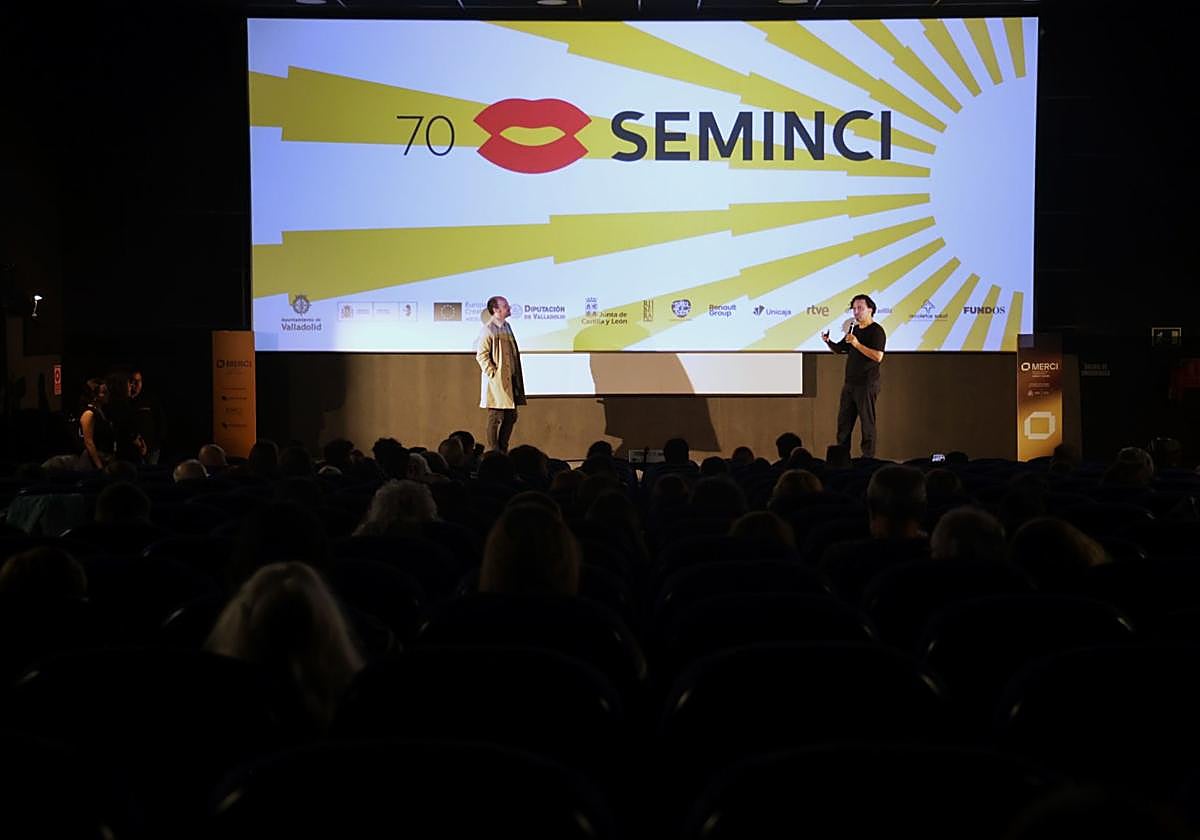 El cineasta argentino Gaston Solnicki sobre el escenario en un momento del coloquio en los Cines Broadway.