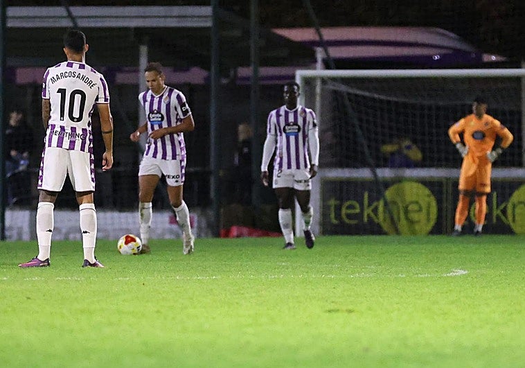 Los jugadores del Real Valladolid se preparan para sacar de centro tras el gol de la derrota en Portugalete.