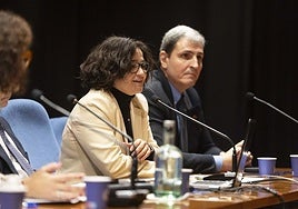 Dunia Etura, decana de Filosofía y Letras, y José Vicente Hernández, director del Human IA Lab, durante la presentación.