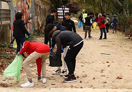 Estudiantes del Núñez de Arca durante la limpieza de Las Moreras, este jueves.