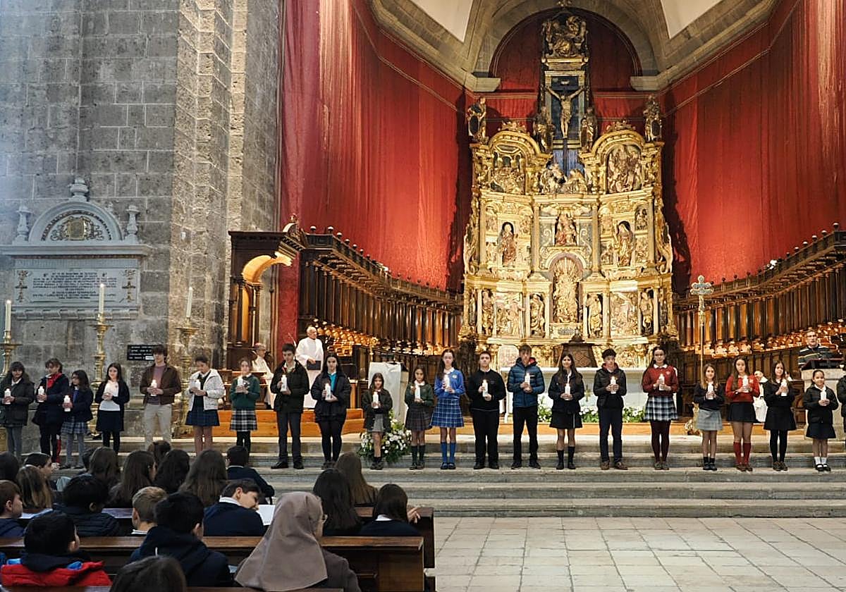 Estudiantes sujetando una vela.
