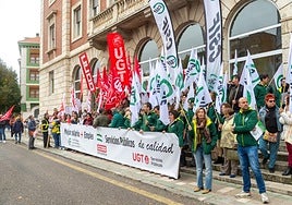 Concentración de los sindicatos CC OO, UGT y CSIF, este jueves frente a la Subdelegación del Gobierno en Palencia para reclamar mejoras salariales para empleados públicos.