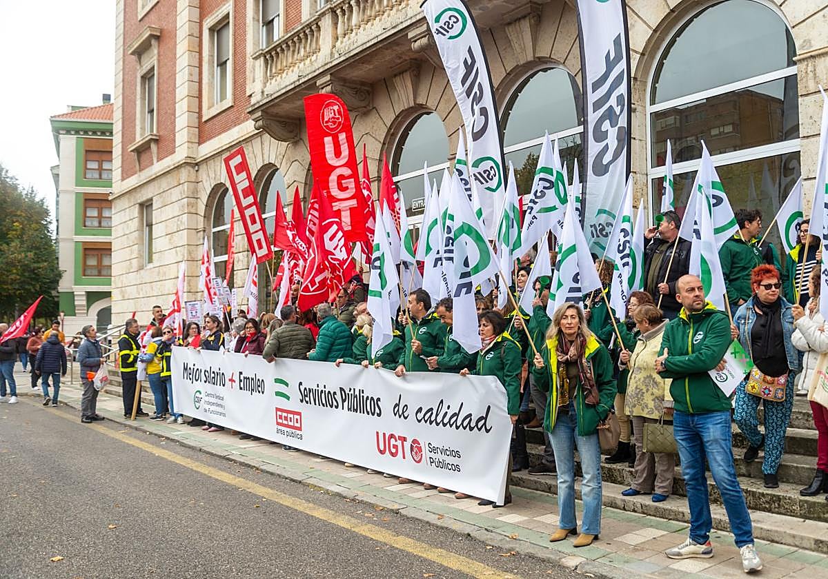 Concentración de los sindicatos CC OO, UGT y CSIF, este jueves frente a la Subdelegación del Gobierno en Palencia para reclamar mejoras salariales para empleados públicos.