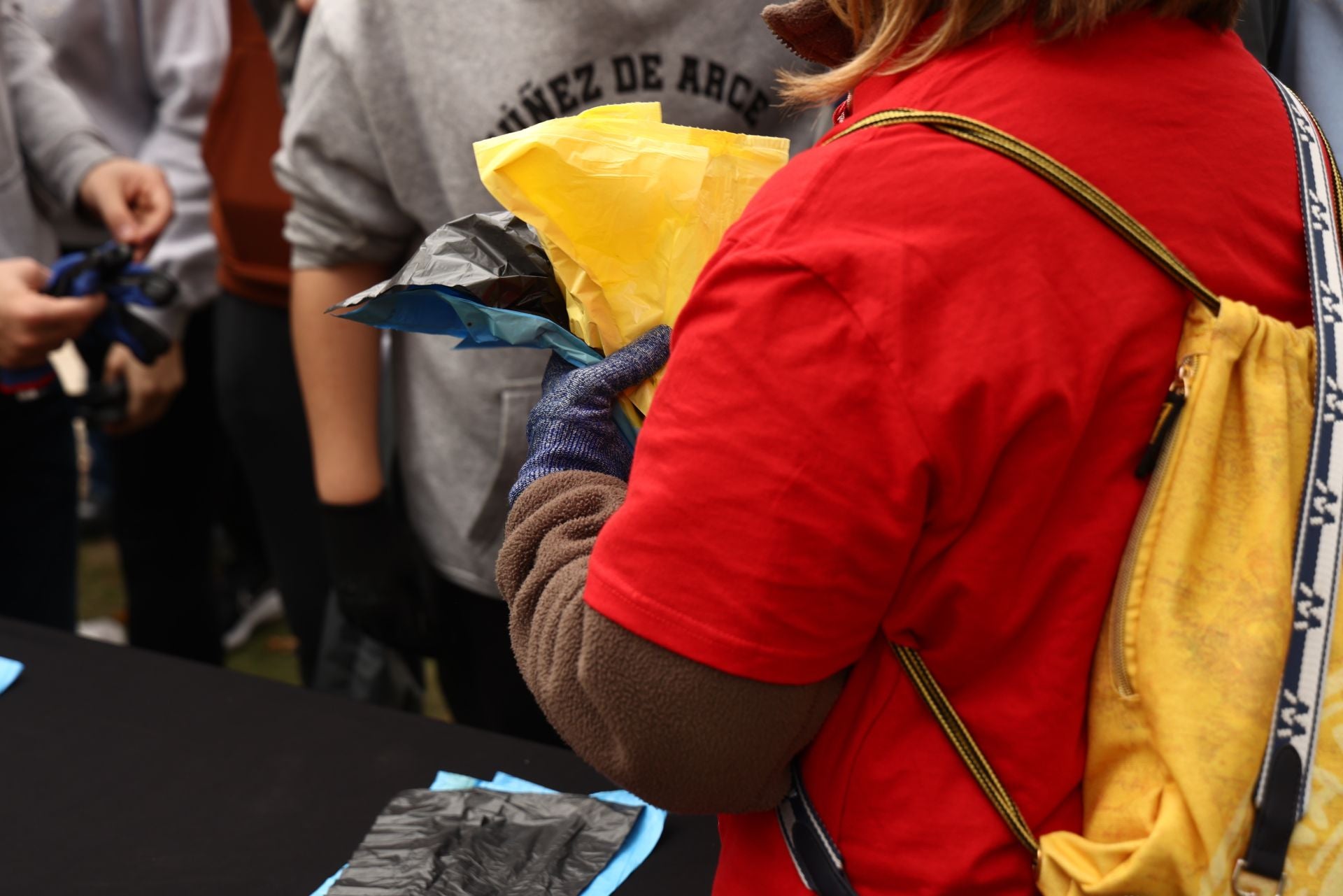Alumnos del IES Núñez de Arce recogen basura junto a miembros de AMA El Pisuerga