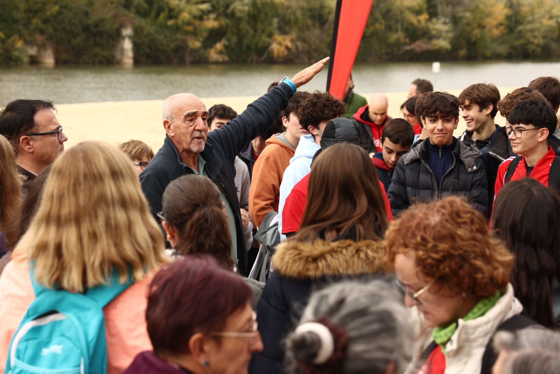 Alumnos del IES Núñez de Arce recogen basura junto a miembros de AMA El Pisuerga