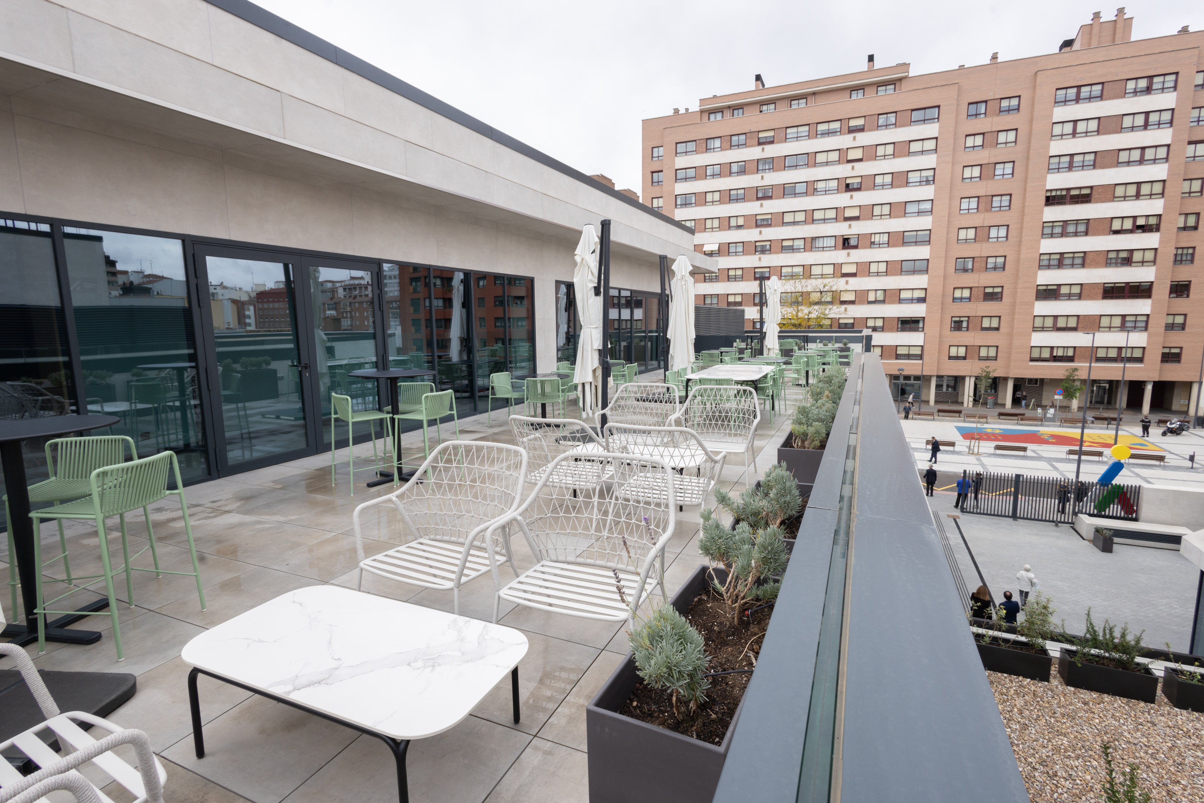 La nueva terraza y cafetería de la cubierta de la ONCE.