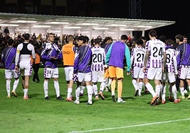 Los jugadores abandonan cabizbajos el césped de La Florida.