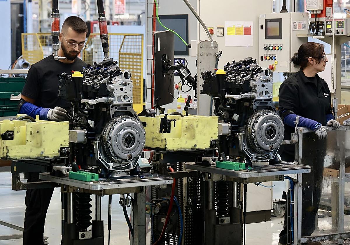 Línea de producción de motores en la factoría de Horse de Valladolid este octubre.