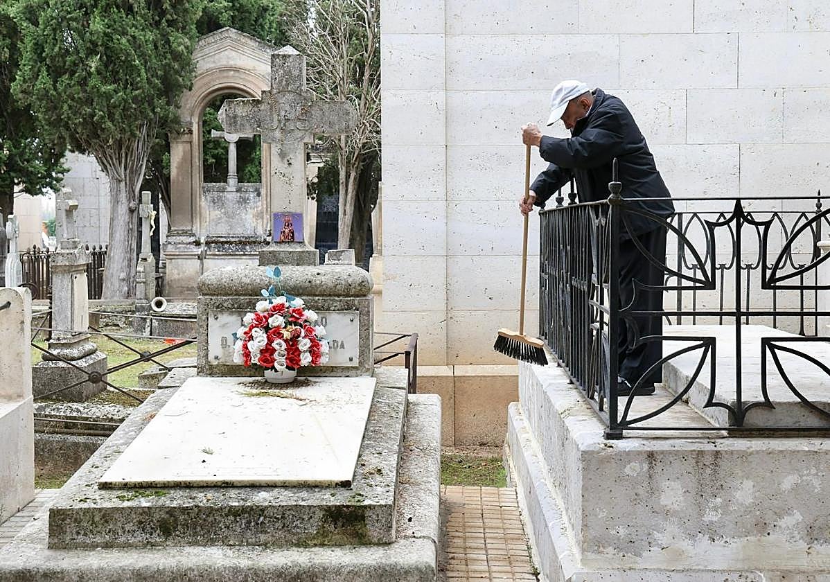 Un hombre limpia este jueves el panteón de los Agustinos Filipinos en el cementerio de El Carmen.