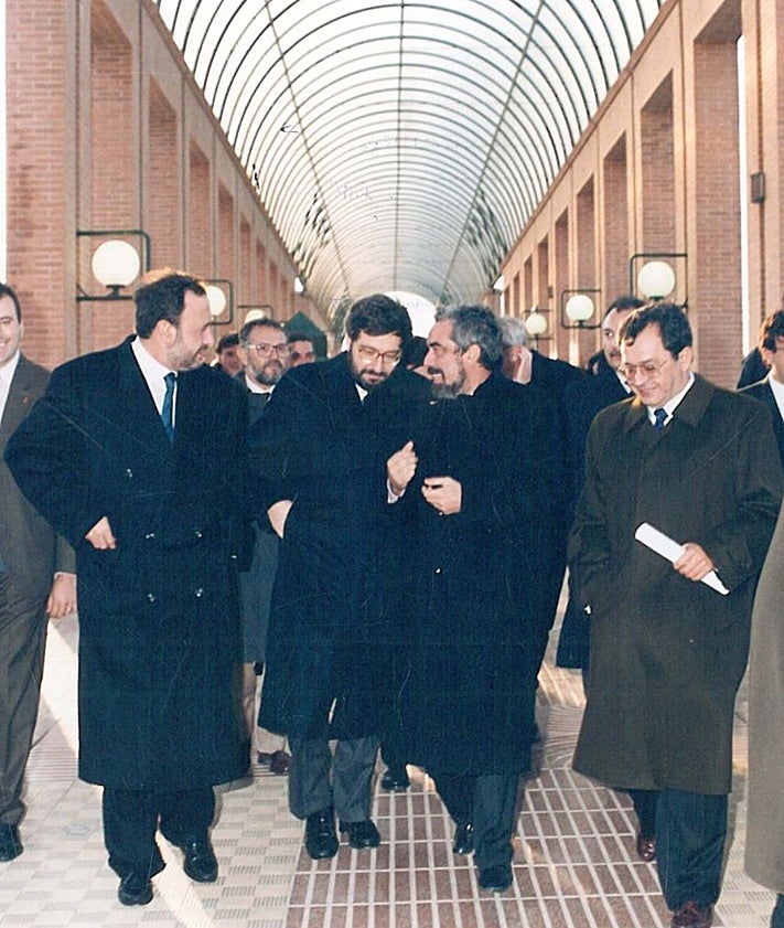 Imagen secundaria 2 - Arriba, vista aérea del proceso de construcción de la Facultad. Abajo, el edificio actual y visita del ministro de Defensa, Narcís Serra.