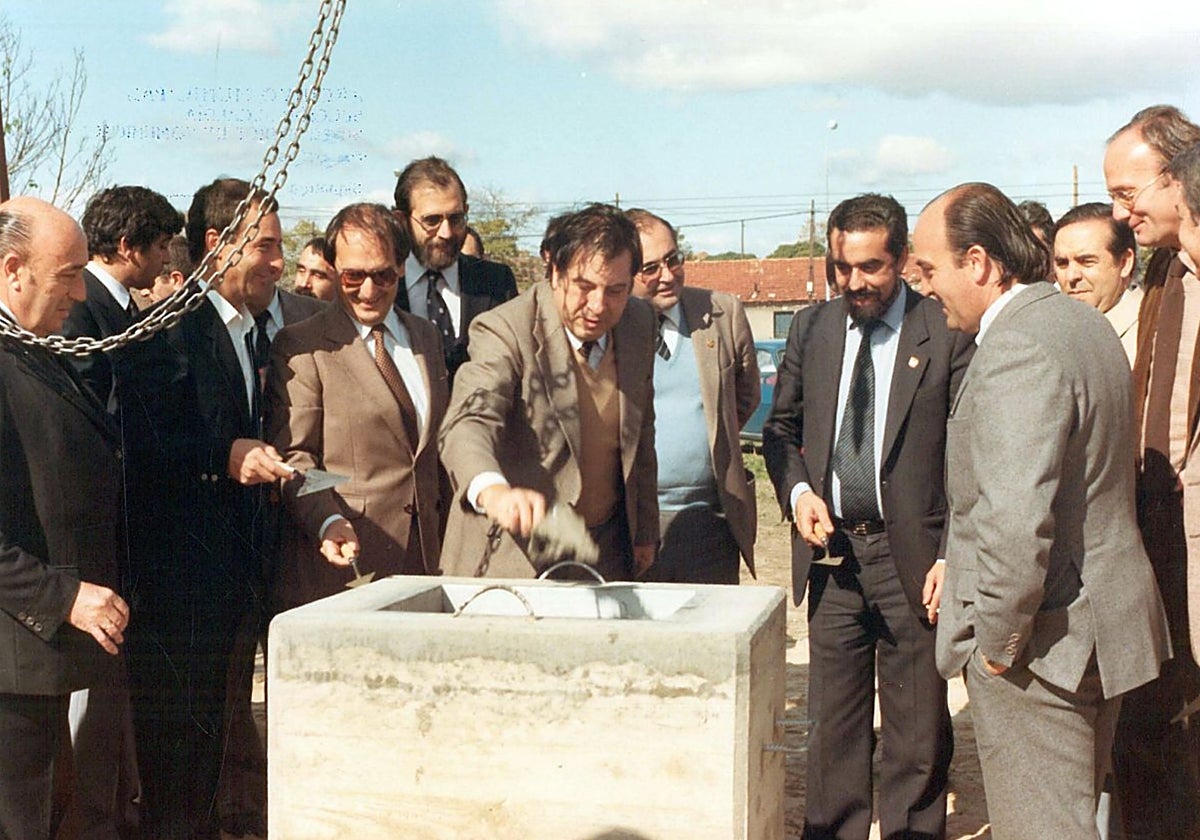 Justino Duque, rector de la Universidad de Valladolid, y el alcalde, Tomás Rodríguez Bolaños, en la colocación de la primera piedra de la Facultad en octubre de 1982.