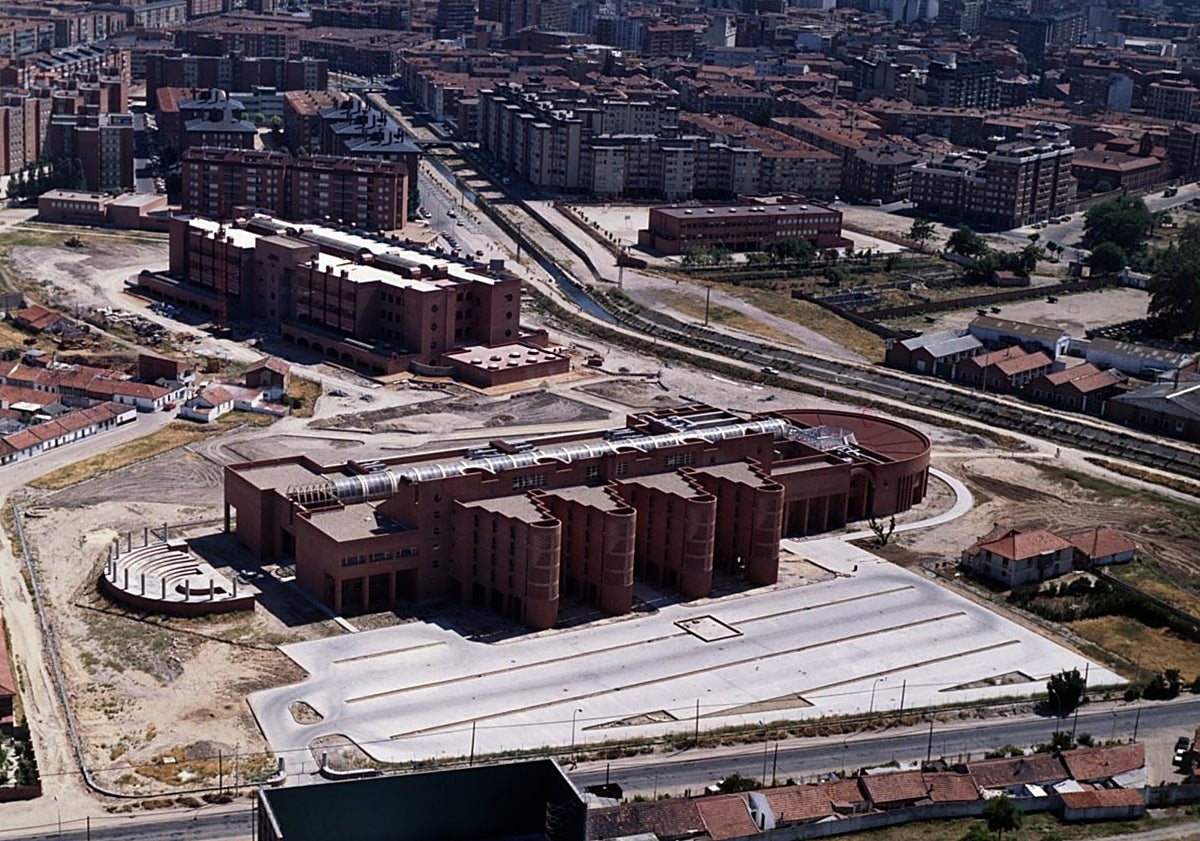 Imagen principal - Arriba, vista aérea del proceso de construcción de la Facultad. Abajo, el edificio actual y visita del ministro de Defensa, Narcís Serra.