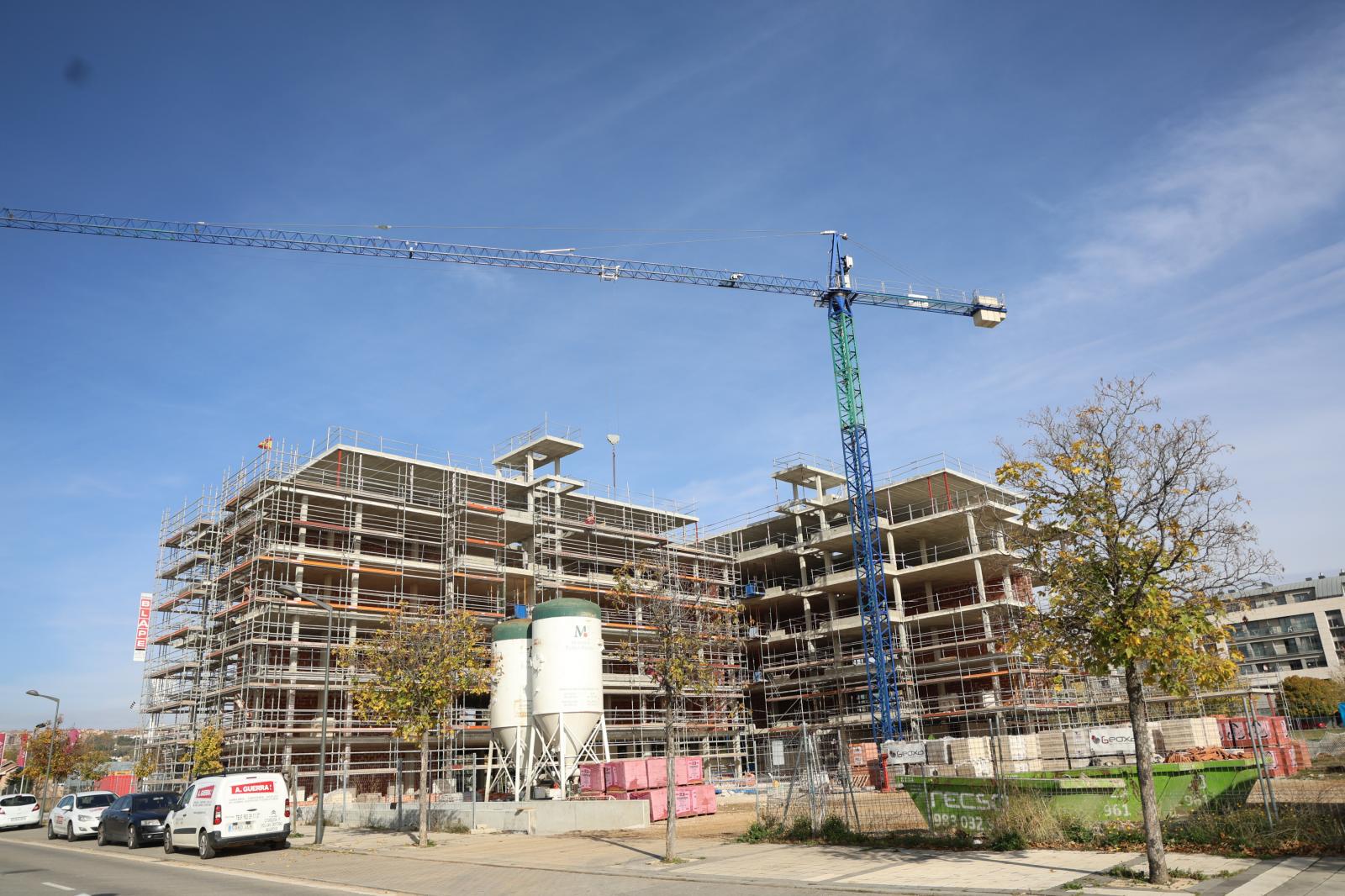 Una de las múltiples promociones que se están levantando en El Peral, en una imagen de archivo.