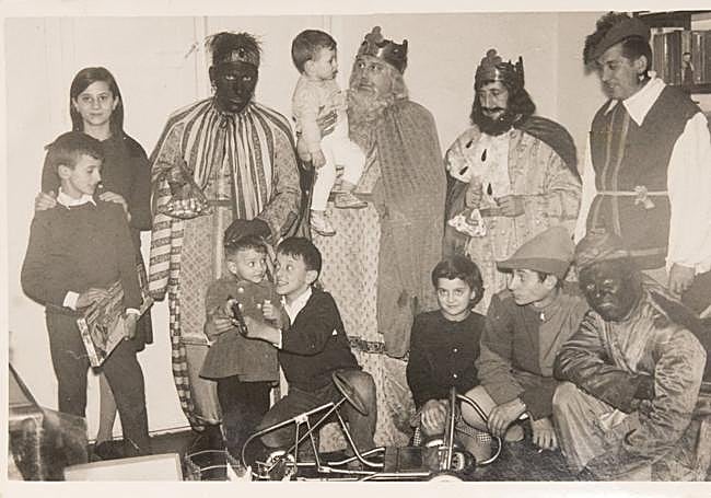 Visita de los Reyes Magos a niños de familias trabajadoras de Nicas, en la década de 1960.