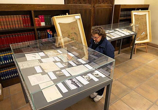 Varias de las vitrinas con la historia de Nicas que forman parte de la exposición del Archivo Histórico Provincial.