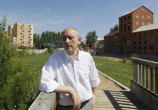 El poeta Antonio Piedra, en una imagen de 2014, posa en el parque de Las Norias.