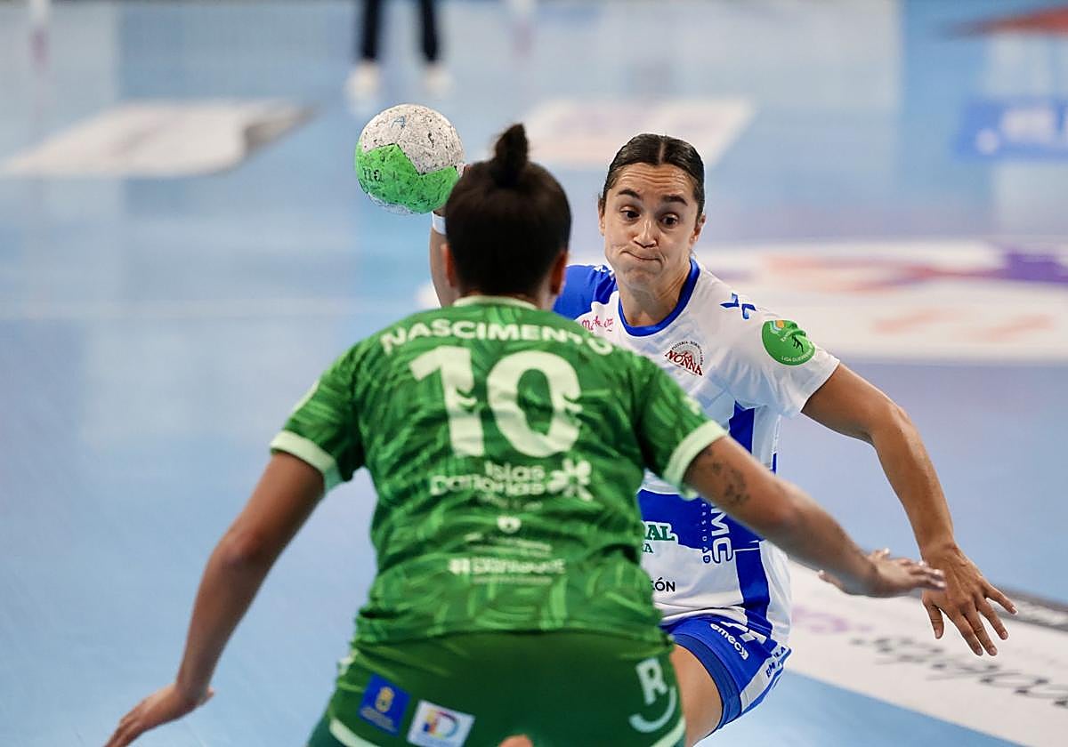 Amaia busca espacio para soltar el brazo.