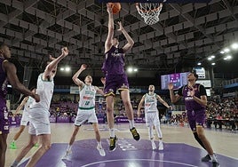 Ohci, a la derecha de la imagen, en el debut en Pisuerga ante Toledo.