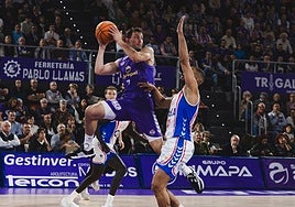 Oroz se hace con un rebote.