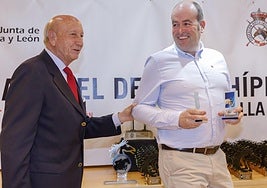 Juan Carretero, a la izquierda, en una entrega de premios.