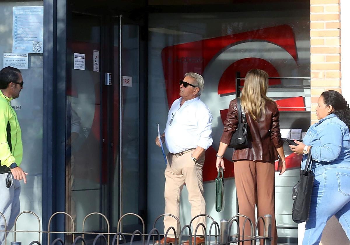 Un grupo de personas en la entrada de la oficina del Ecyl en Segovia.