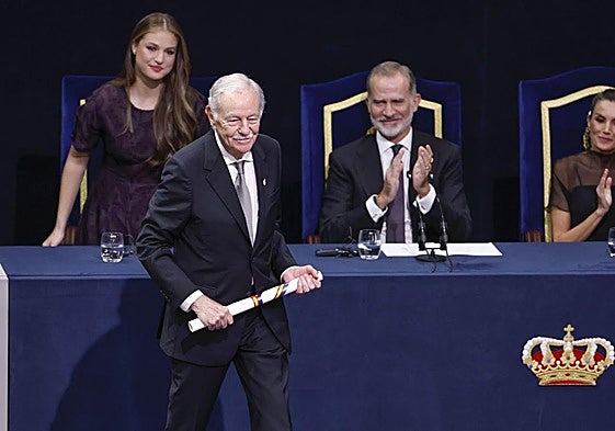 El escritor Eduardo Mendoza, premio Princesa de Asturias de las Letras, tras recoger el galardón en presencia de los Reyes y la princesa Leonor