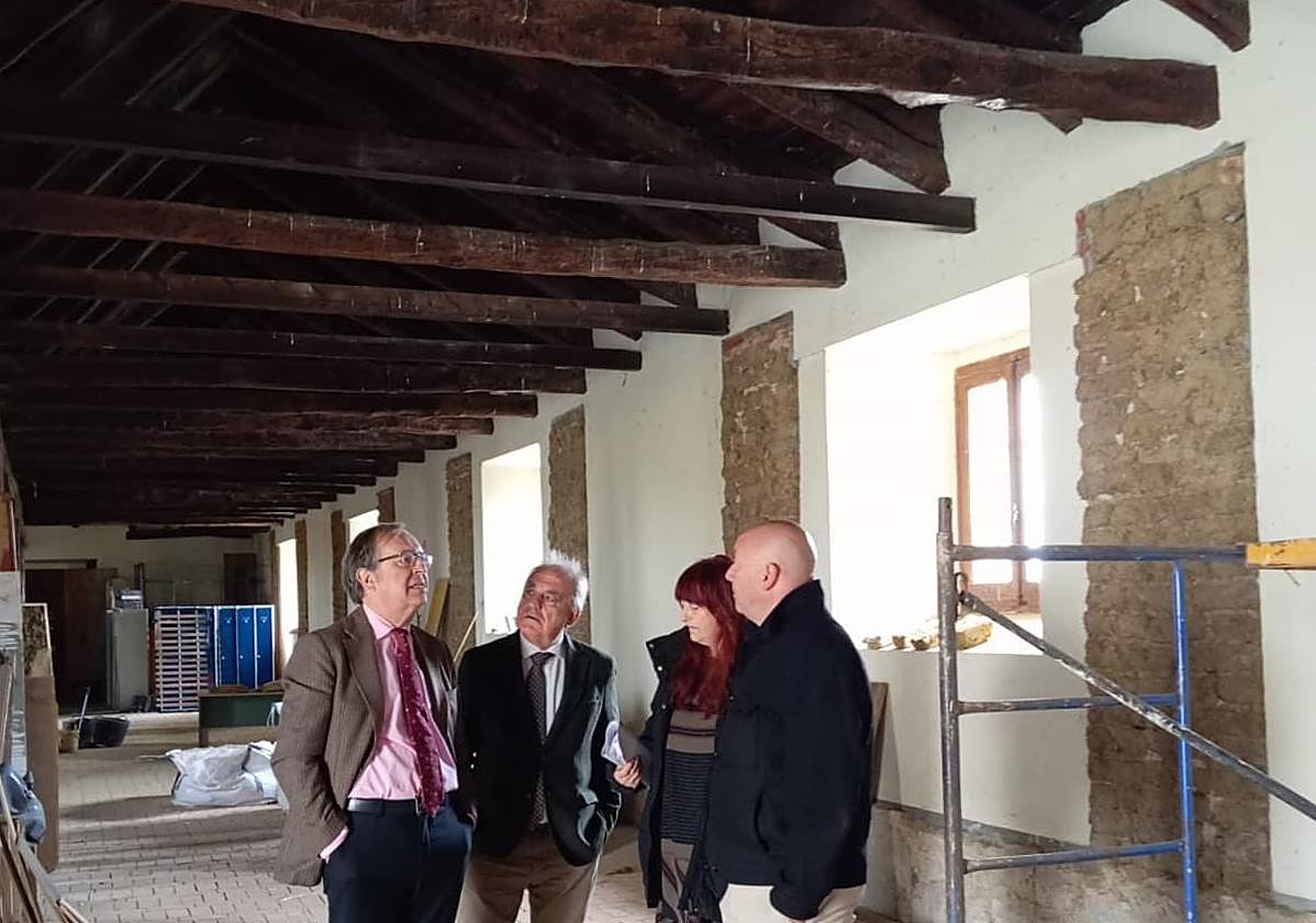 El director general de Turismo y el delegado de la Junta, con la arquitecta y el alcalde de Paredes.