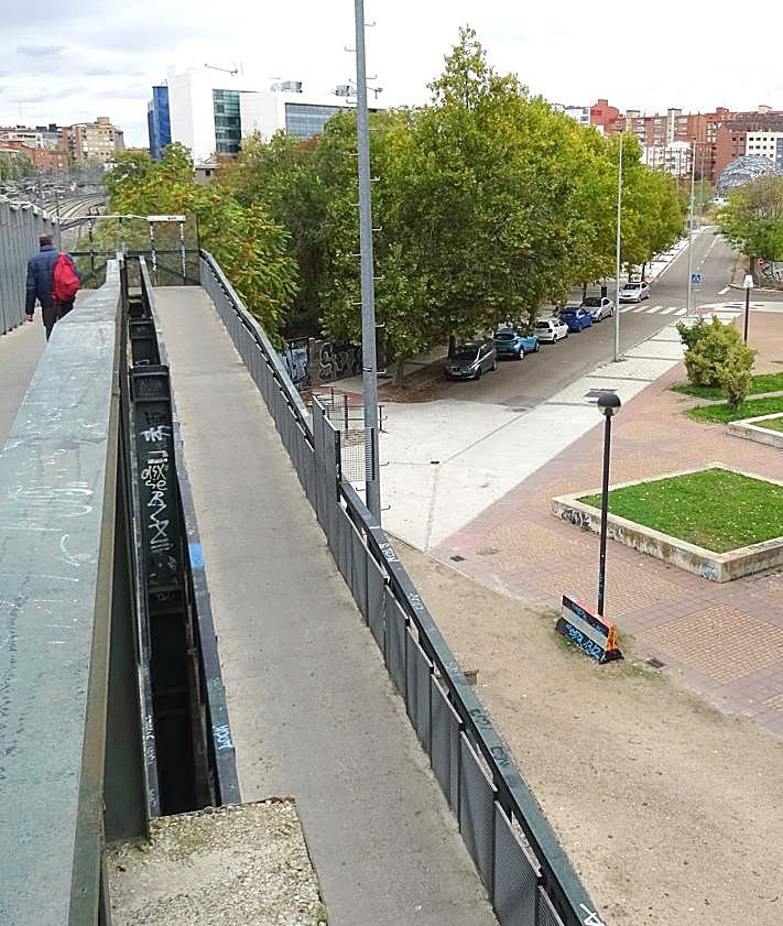 Imagen secundaria 2 - Arriba, la parte posterior de la azucarera del parque de Las Norias. Debajo, a la izquierda, el bar incendiado el año pasado. A la izquierda, la pasarela sobre la vía y la acera de acceso a la plaza bautizada en honor de Antonio Piedra.