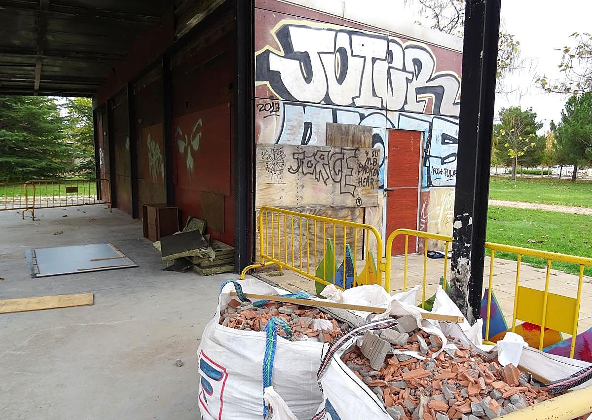 Imagen secundaria 1 - Arriba, la parte posterior de la azucarera del parque de Las Norias. Debajo, a la izquierda, el bar incendiado el año pasado. A la izquierda, la pasarela sobre la vía y la acera de acceso a la plaza bautizada en honor de Antonio Piedra.
