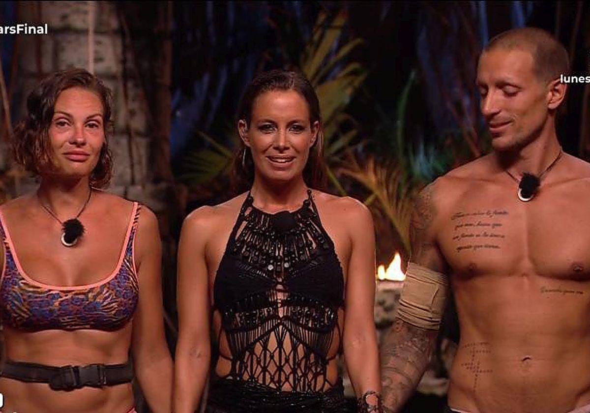 La presentador Laura Madrueño, en el centro, con los dos finalistas Jessica Bueno y Rubén Torres.