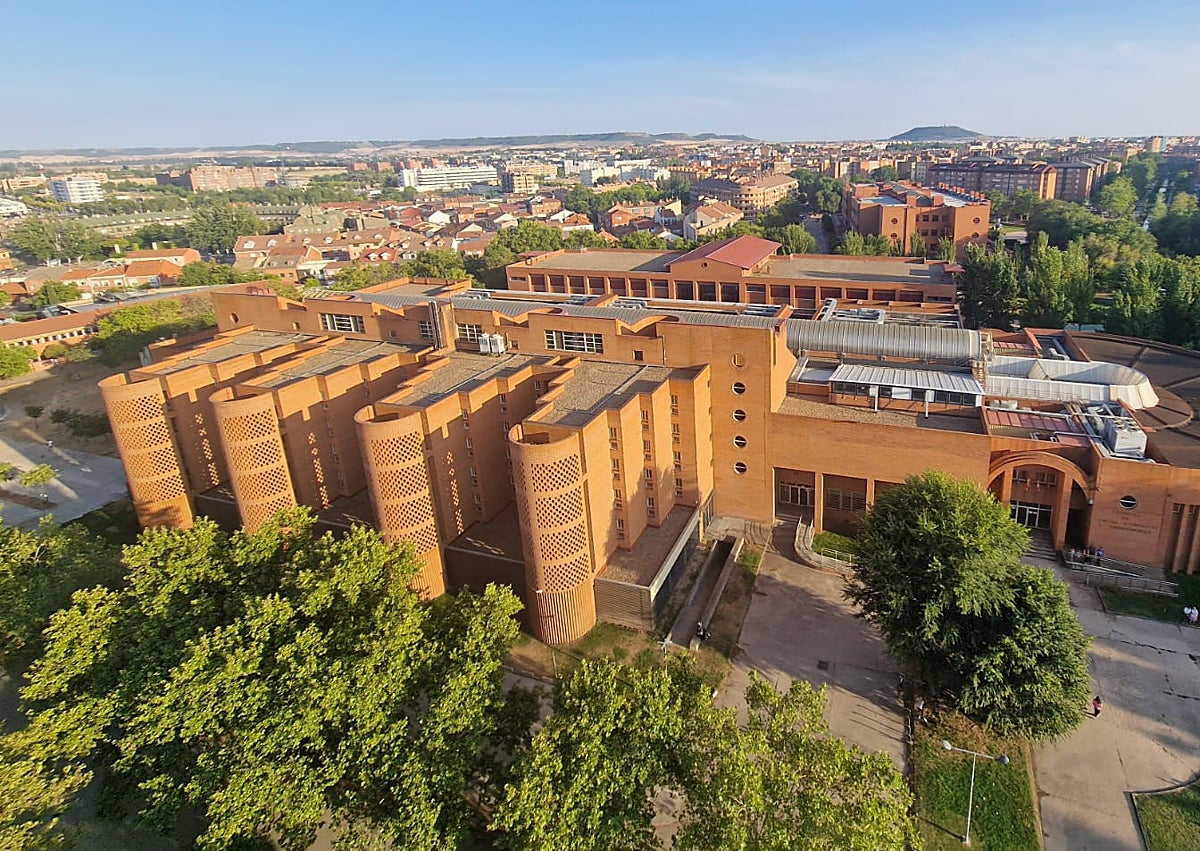 Imagen secundaria 1 - Arriba, vista aérea del proceso de construcción de la Facultad. Abajo, el edificio actual y visita del ministro de Defensa, Narcís Serra.