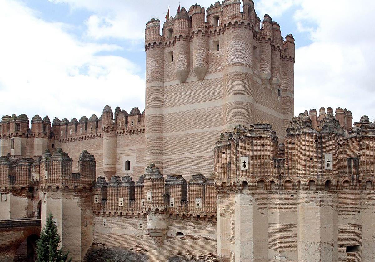 El castillo de Coca, que alberga la escuela forestal.