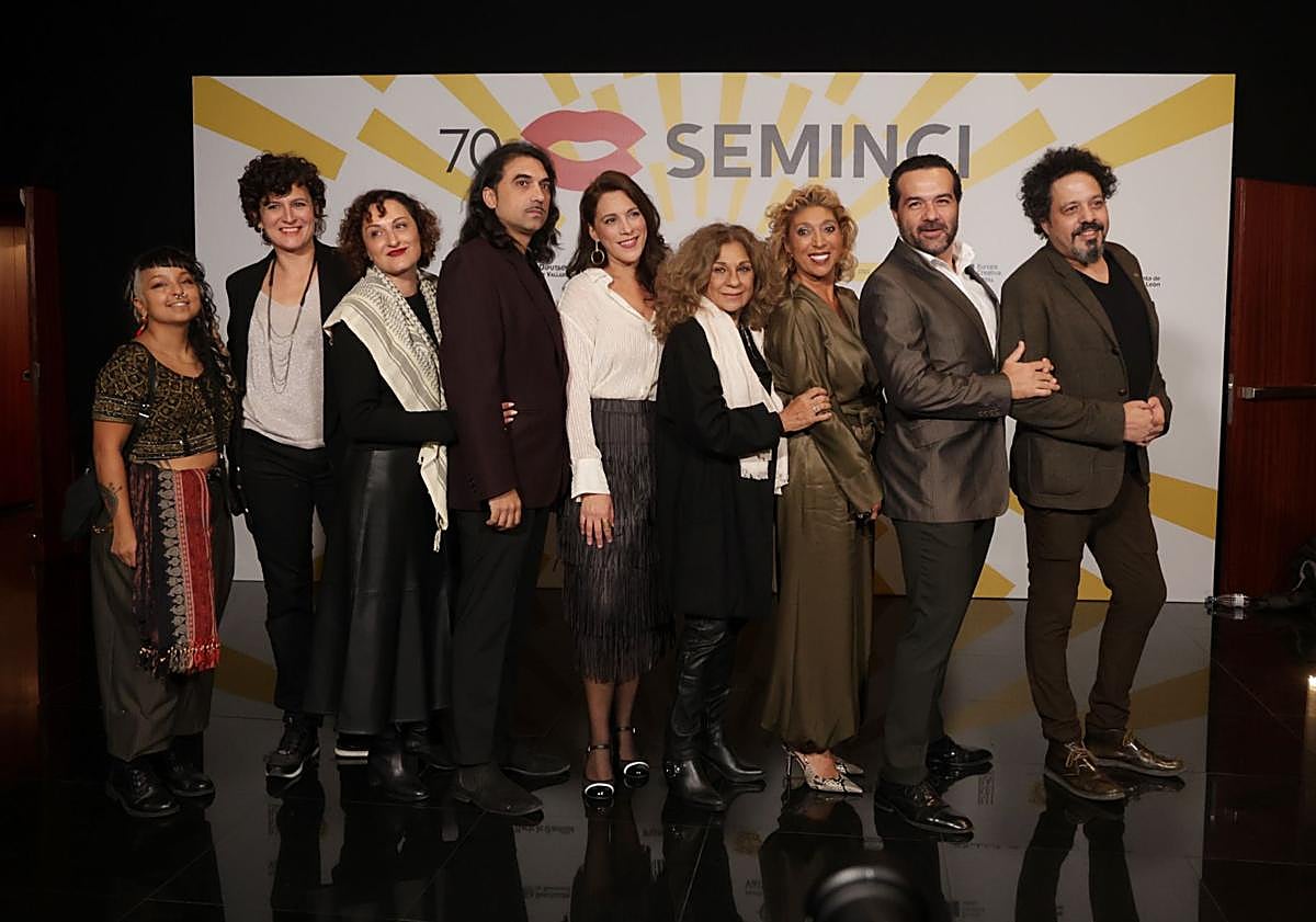 Imagen principal - El equipo de 'Pendaripen', con Lolita Flores en el centro, arriba. Abajo, rafael Cobos y Luis Tosar, tadem de 'Golpes'. A la derecha, Alexander Skarsgard. Aida Barrio/ C. Espeso