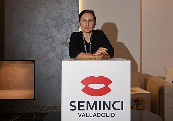María Ruido, responsable tras la cámara del ensayo visual 'La fábrica y el sexo'.