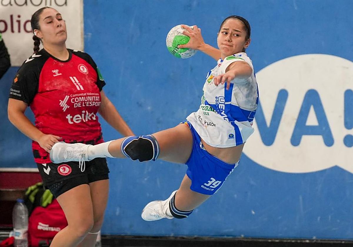 Sandra Monteagudo, en pleno lanzamiento durante el partido en Huerta del Rey