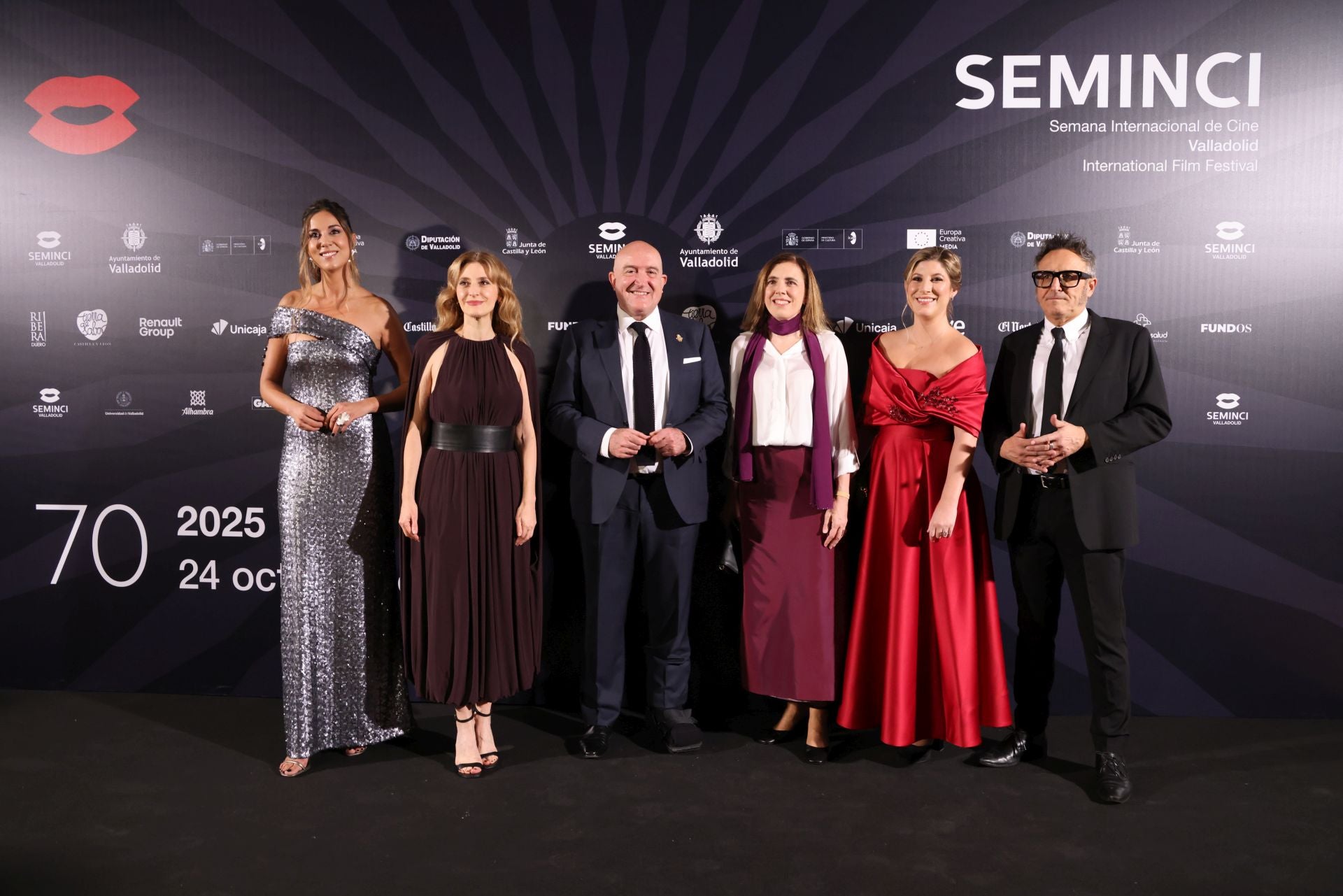 La concejala del Ayuntamiento de Valladolid, Blanca Jiménez, junto a la vicenconsejera de Acción Cultural de la Junta de Castilla y Léon, Mar Sancho; el alcalde de Valladolid, Jesús Julio Carnero; la directora general de Políticas Culturales y de la Junta, la delegada territorial en Valladolid, Raquel Alonso, y José Luis Cienfuegos, director de la Seminci.