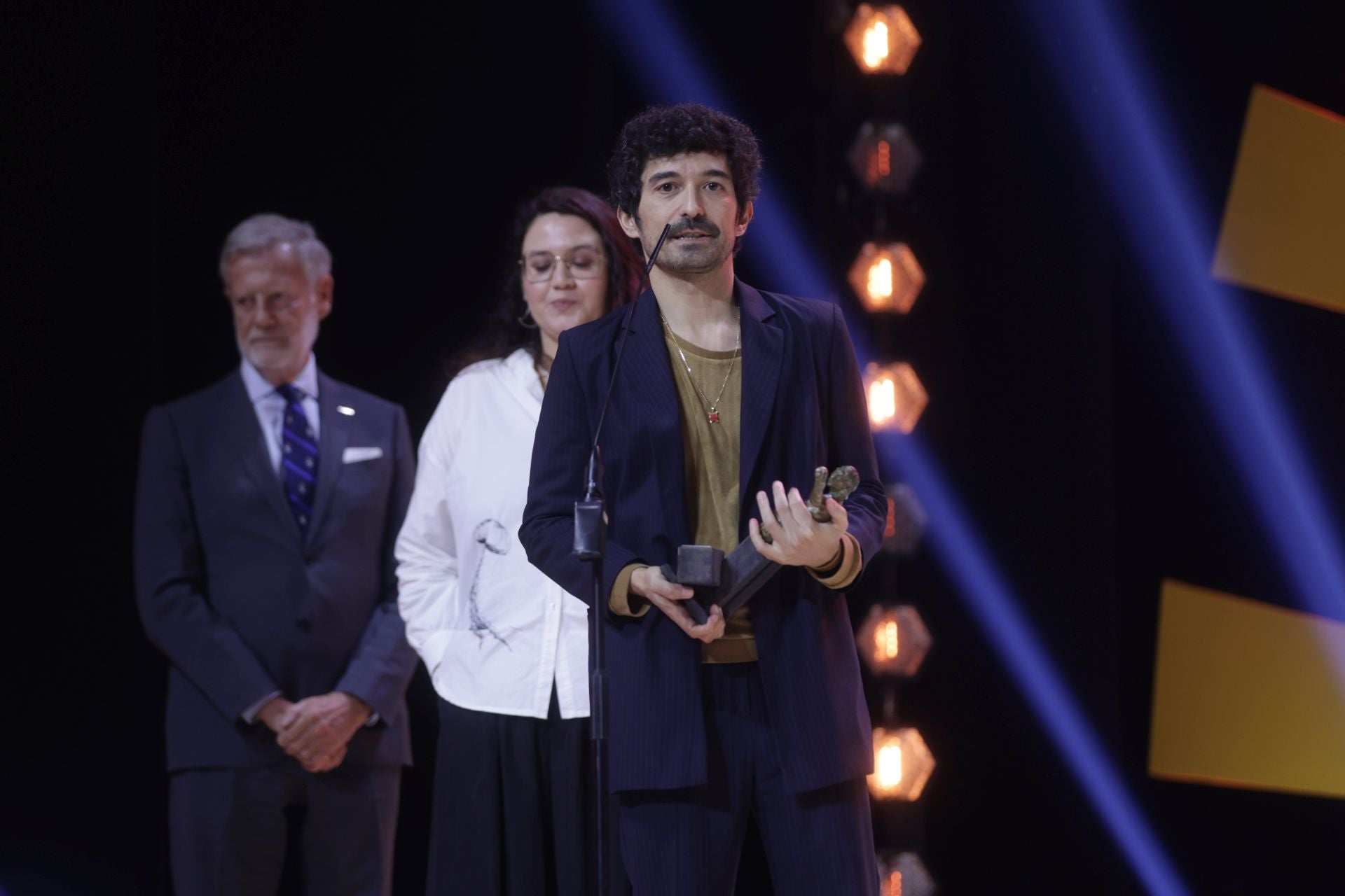 El director Gabriel Azorín recoge el Premio Especial Fundos por la película 'Anoche conquisté Tebas'.