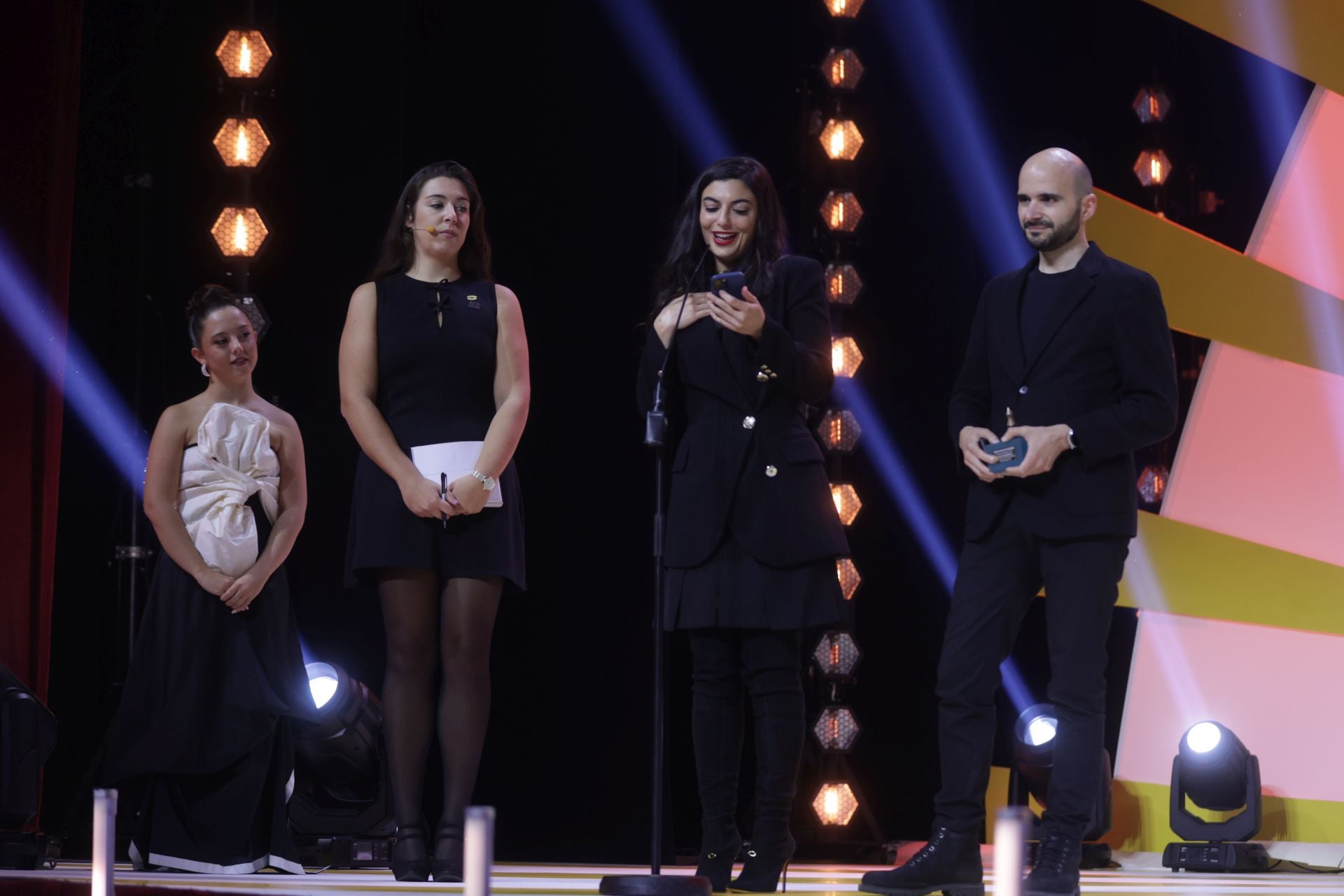 El director Cyril Aris y la actriz Mounia Akl recogen el Premio del Público por la película 'Punto de encuentro'.