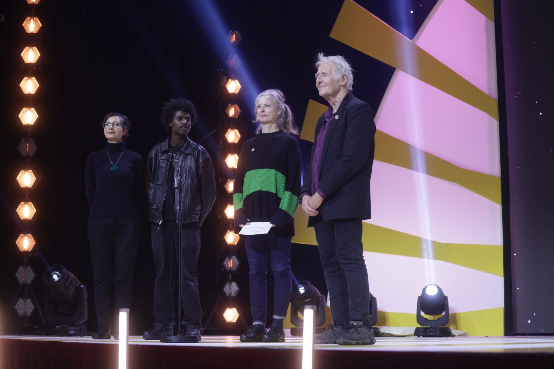 De izquierda a derecha, Sara Rajae, directora de 'City of Poets', Djiby Kebe, director de L' Avance, Miranda Pennell, directora de 'Man Number 4' y John Smith, director de 'Being John Smith', entregaron la Espiga de Oro a mejor corto.