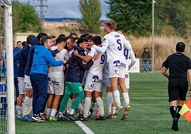 Los jugadores del Palencia CF celebran la victoria.