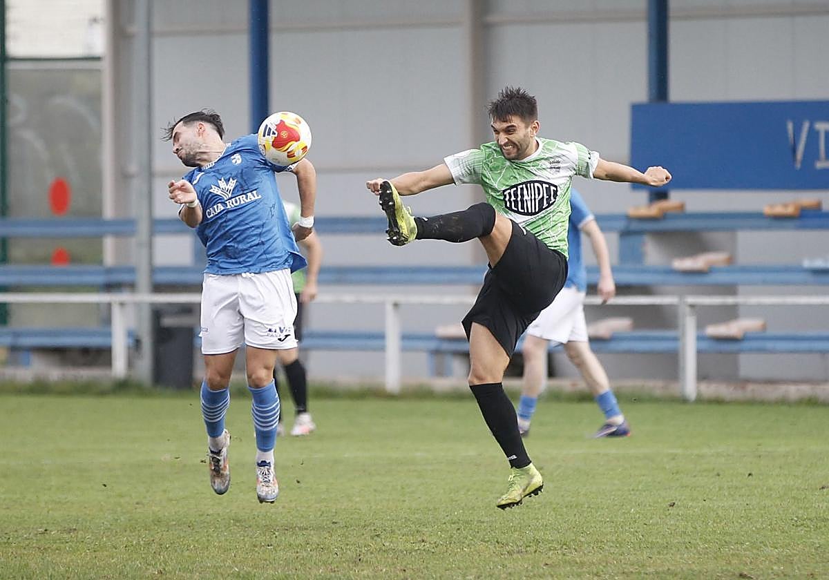 Conde despeja el balón ante la cara de uno de los rivales.