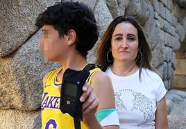 Sara San Juan, junto a su hijo, que muestra uno de los medidores para la diabetes que lleva todos los días al colegio.