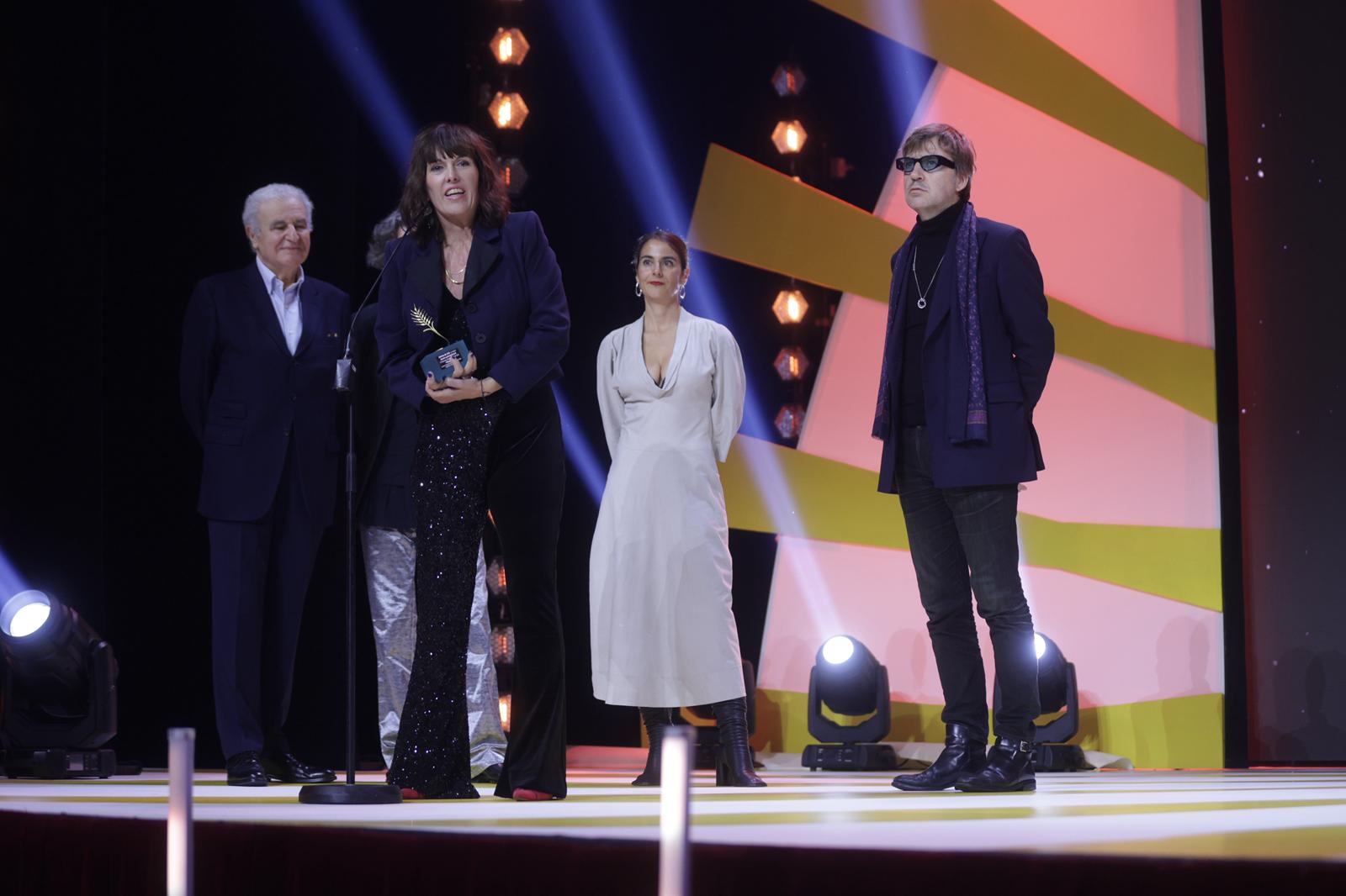 La productora Montse Triola recibe junto con el director Albert Serra (derecha) la Espiga de Oro por la película 'Magallanes'.