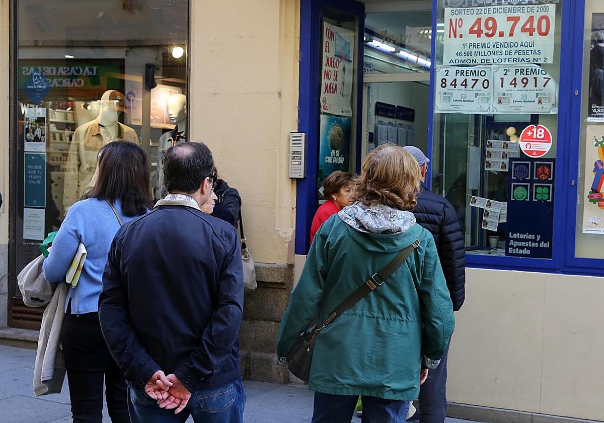 Imagen principal - Arriba, varias personas hacen cola para comprar lotería en una administración de la ciudad; abajo, Fernando de Frutos, de la Gimnástica Segoviana, y el lotero Ramón González. 