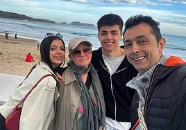 El jugador junto a su madre, Cruz Collado, su padre y hermana Cayetana.